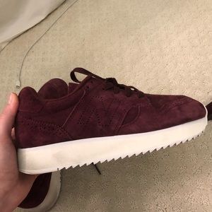 New Balance 520 Burgundy Size 8.5